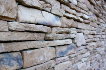Natursteinmauern aus Grauwacke, Sand und Kalkstein. Freisenwall